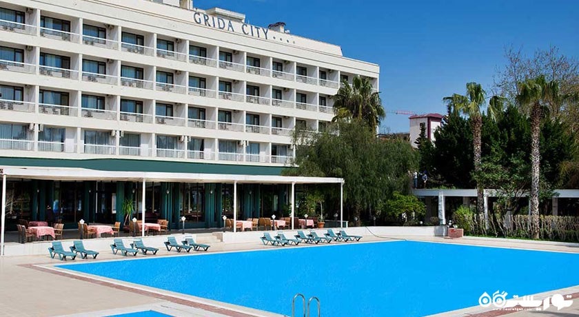 نمای استخر روباز  و ساختمان هتل